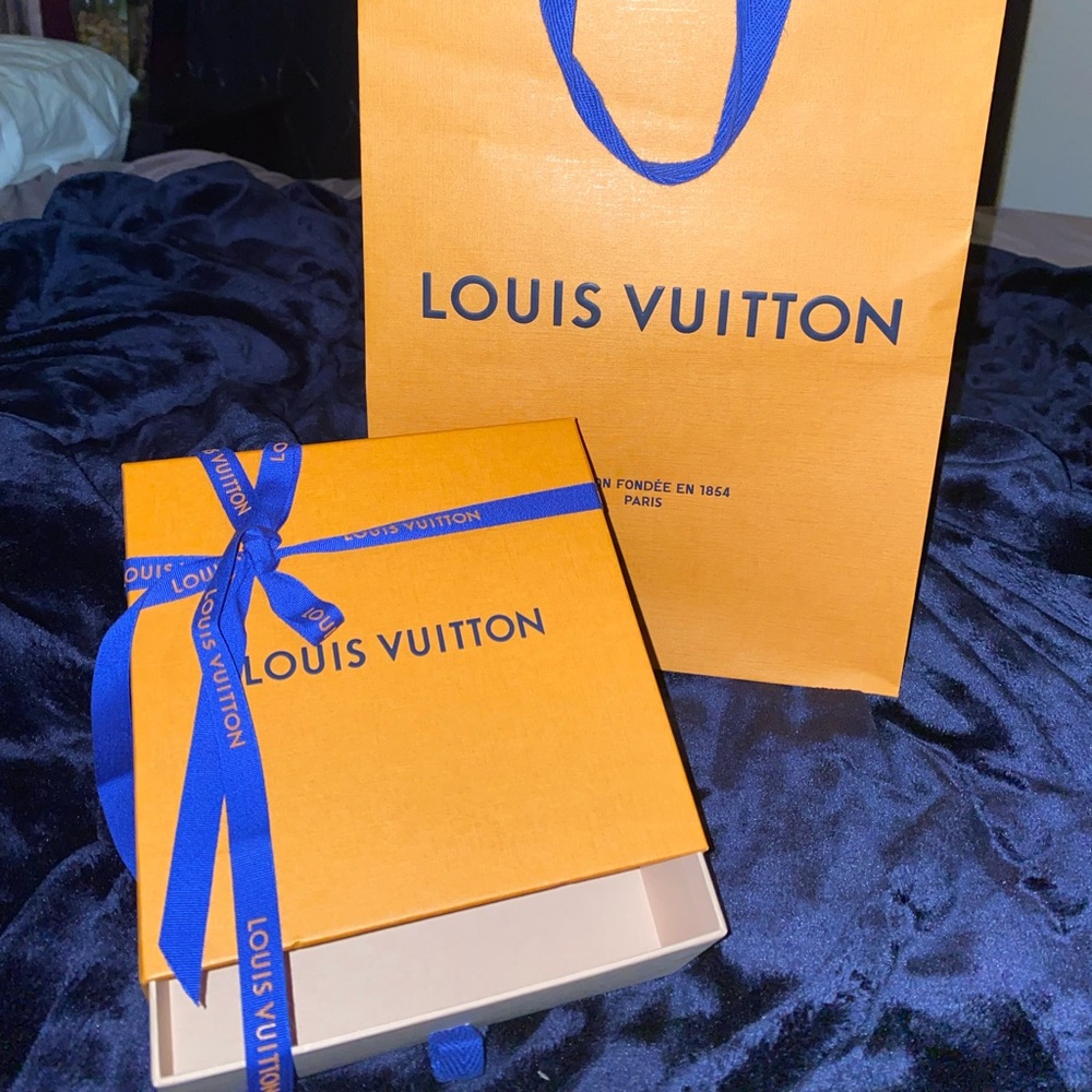 Louis Vuitton Packaging - box and ribbon - mens wallet